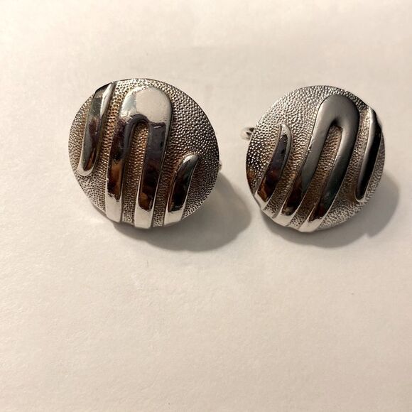 Vintage Trifari Crown Silver Round Clip On Earrings - Picture 3 of 8